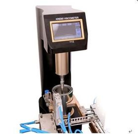 Sistema de prueba robótico de la industria 4,0 con el mezclador para alcanzar el monitor la dispersión