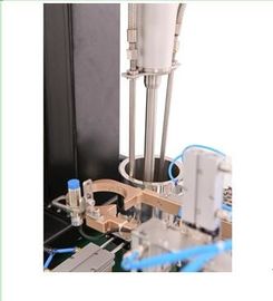 Sistema de prueba robótico de la industria 4,0 con el mezclador para alcanzar el monitor la dispersión