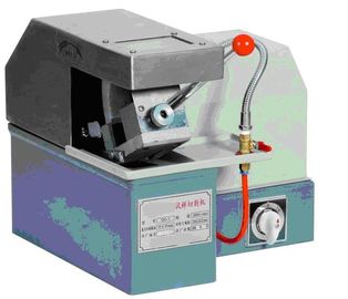 El probador micro metalúrgico de la dureza de Vickers, arriba gira la cortadora de la velocidad